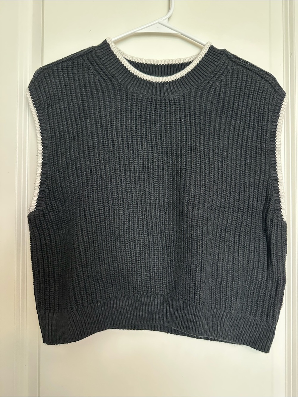 Abercrombie & Fitch Charcoal Ribbed Sleeveless Crew Sweater with White Trim
